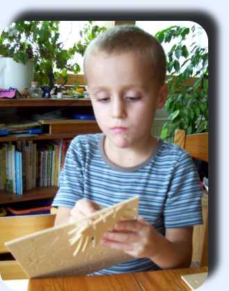Kind beim Basteln: Ausdrücken der 3D Holzpuzzle-Teile